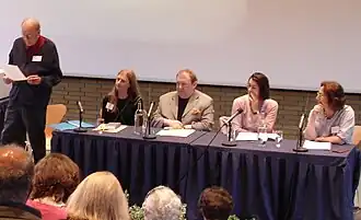 Marina Warner (3e op rij) tijdens een conferentie in 2007.