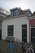 Woonhuis, vroeg-19de-eeuws van karakter, in oorsprong waarschijnlijk ouder, in traditionele vormen. Het pand is val algemeen belang voor de gemeente Delft vanwege de cultuurhistorische waarde.