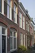 Woonhuis, 19de-eeuws van karakter, in sobere traditionalistisch-classicistische vormen.