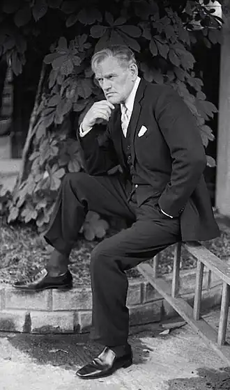 Harry Andrews door Allen Warren