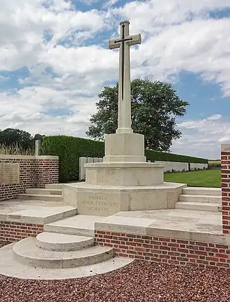 Overzicht met Cross of Sacrifice