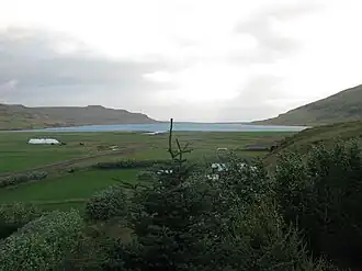 Zicht over Haukadalsvatn in het Haukadalur.