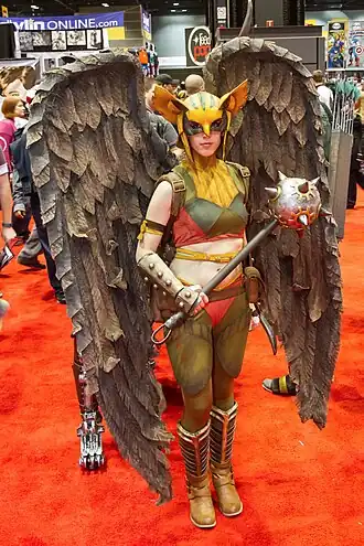 Jonge vrouw, verkleed als Hawkgirl