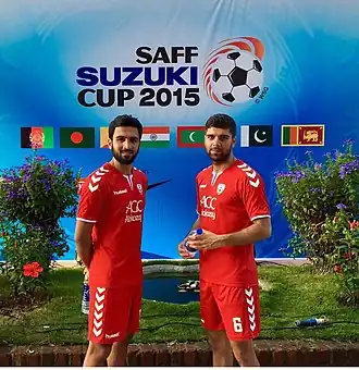 Dastgir (rechts) met teamgenoot Kani Taher voor aanvang van het Zuid-Aziatisch kampioenschap voetbal 2015