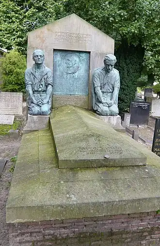 Het grafmonument met links de oudere en rechts de jongere man