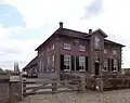 T-boerderij met hek