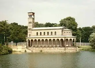 De zuidzijde van de Verlosserkerk, begin 1990 met op de achtergrond het hekwerk dat de grens met West-Berlijn markeert