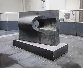 Titelloos werk uit 1982 van Hein Mader op het voormalige binnenpleintje van de Papenbroeksteeg te Amsterdam