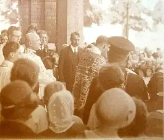 Heinrich Maier (midden op de foto), zegent honderden kerkgangers (gemaakt in 1932)