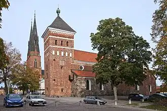 De Heilige Drievuldigheidskerk met de Kathedraal van Uppsala in de achtergrond