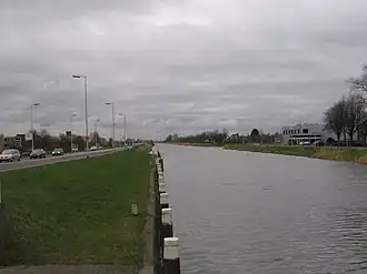 De weg naast Kanaal door Voorne
