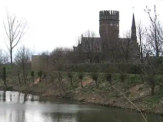 Watertoren met daarvoor de vestingwerken en daarachter rooms katholieke kerk Antonius van Padua