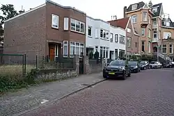 Helmstraat 2 t/m 2G Den Haag - Scheveningen, hoek Scheveningseweg met de Villa Esher Surrey uit 1903 uiterst rechts