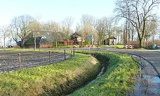 Hemert. De boerderij links is de Edsendaheerd, waarvan het voorhuis uit ongeveer 1935 stamt. De schuur achter de Edsendaheerd werd gebouwd in 1802 en verbouwd in 1896 en 1908. Achter de schuur bevond zich vroeger een hijswerk, maar deze is begin 21e eeuw verwijderd.