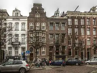 De Hemonystraat, december 2015. Nummer 9 is het gebouw rechts van het witte pand.