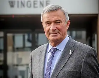 Hendrik Verkest voor het gemeentehuis van Wingene (2017)