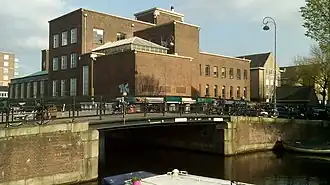 Hennetjesbrug in de Nicolaas Beetsstraat, met het oude laboratorium (2017)