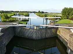 Augustus 2019:De Hennipsloot, gezien vanaf de voetgangersbrug over het Zevenhuizer Verlaat, die dit vaarwater scheidt van de jachthaven