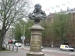 Borstbeeld van Prins Hendrik op de Prins Hendrikkade