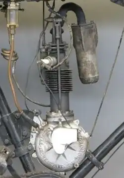 …en de luchtgekoelde versie uit 1903. Beide motoren hebben één stoterstang, voor de uitlaatklep. Ook de inlaatklep was een kopklep, maar dat was een snuffelklep, die geen stoterstang nodig had.