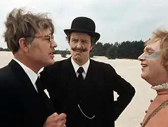 Man 1: Het is een wezen, mijns inziens.(Aflevering De buitenstaander)