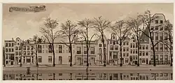 Links van het brede gebouw de gebouwen Lauriergracht 31-37 met daarnaast de ingang van de Konijnenstraat (Misset 1909)