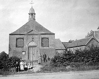 De voorzijde van het protestantse kerkje in 1916.
