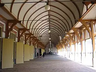 Koetshuis met stallen van Paleis Het Loo