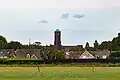 Dorpsgezicht met de toren van Huize Vincentius
