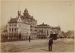 Leidseplein gezien naar de Leidsestraat, met van links naar rechts: de gecombineerde brandweer- en politiepost uit 1881, het oude American Hotel uit 1882 en de oude Stadsschouwburg, afgebrand in 1890. Links de Leidsekade, vóór de bebouwing van 1886. Foto: A. Jager; circa 1882.