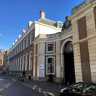 Overzicht gehele voorgevel aan het Westeinde