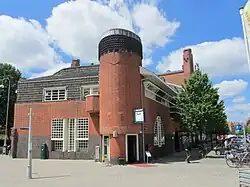 Postkantoor en ingang van het museum
