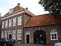 Huis in empire stijl, met kroonlijst op triglyphen
