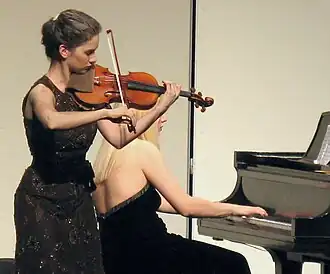 Hilary Hahn (links) met Valentina Lisitsa (2009)