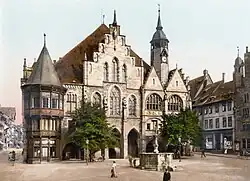 Fotochroomafdruk van het stadhuis van Hildesheim in de jaren 90 van de 19e eeuw, waarbij minder kleurenplaten zijn gebruikt