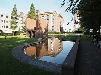 Gebouw en vijver (september 2016)