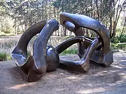 Hill Arches (1972-1973) - brons -, in de National Gallery of Australia