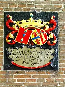 Gedenksteen in de toren ter herinnering aan de bouw in 1744