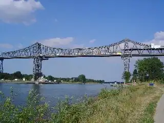 Noord-Oostzeekanaal met spoorbrug bij Rendsburg