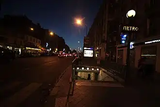 De metro ingang onder de RN 3