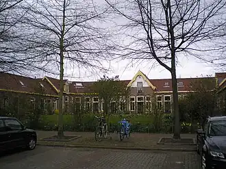 Huizen aan de Hoefijzerstraat met park ervoor
