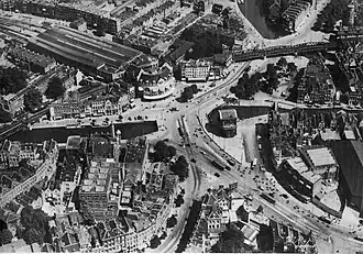 Luchtfoto van het Hofplein in Rotterdam met het ZHESM-Station in het hart van de drukke stad; circa 1930.