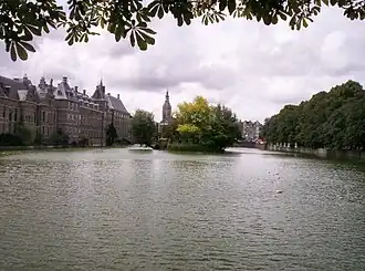 De Hofvijver gezien van de Korte Vijverberg. Aan de linkeroever het Binnenhof, in het midden het eiland met op de achtergrond de Grote of St.-Jacobskerk, rechts de Lange Vijverberg