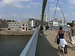 Voetgangers op de brug