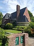 Villa met artsenpraktijk in zakelijk expressionistische bouwstijl