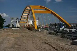 De Hogeweidebrug (rechts) kort na de ingebruikname
