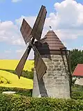 Windmolen; in bedrijf van 1850-1883; nadien gerestaureerd; deze curieuze molen is slechts 4 m hoog en staat op bijna 550 m boven zeeniveau, aan de zuidoostelijke punt van Reichstädt.