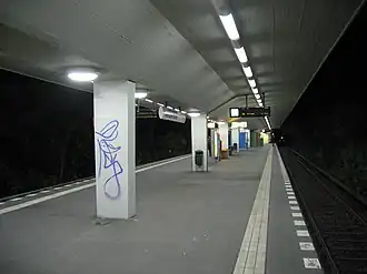 Perron van station Holzhauser Straße bij nacht