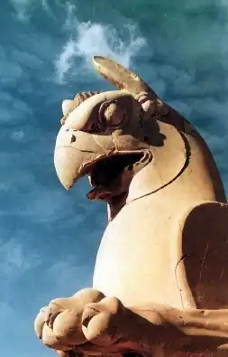 Beeldhouwwerk, van ongeveer 500 v. Chr. Persepolis, Iran. In de lokale populaire interpretatie worden de figuren op deze kolommen gezien als representaties van de Huma-vogel.