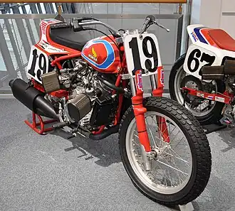 De 1981-versie van de NS 750 met het startnummer 19 van Freddie Spencer.